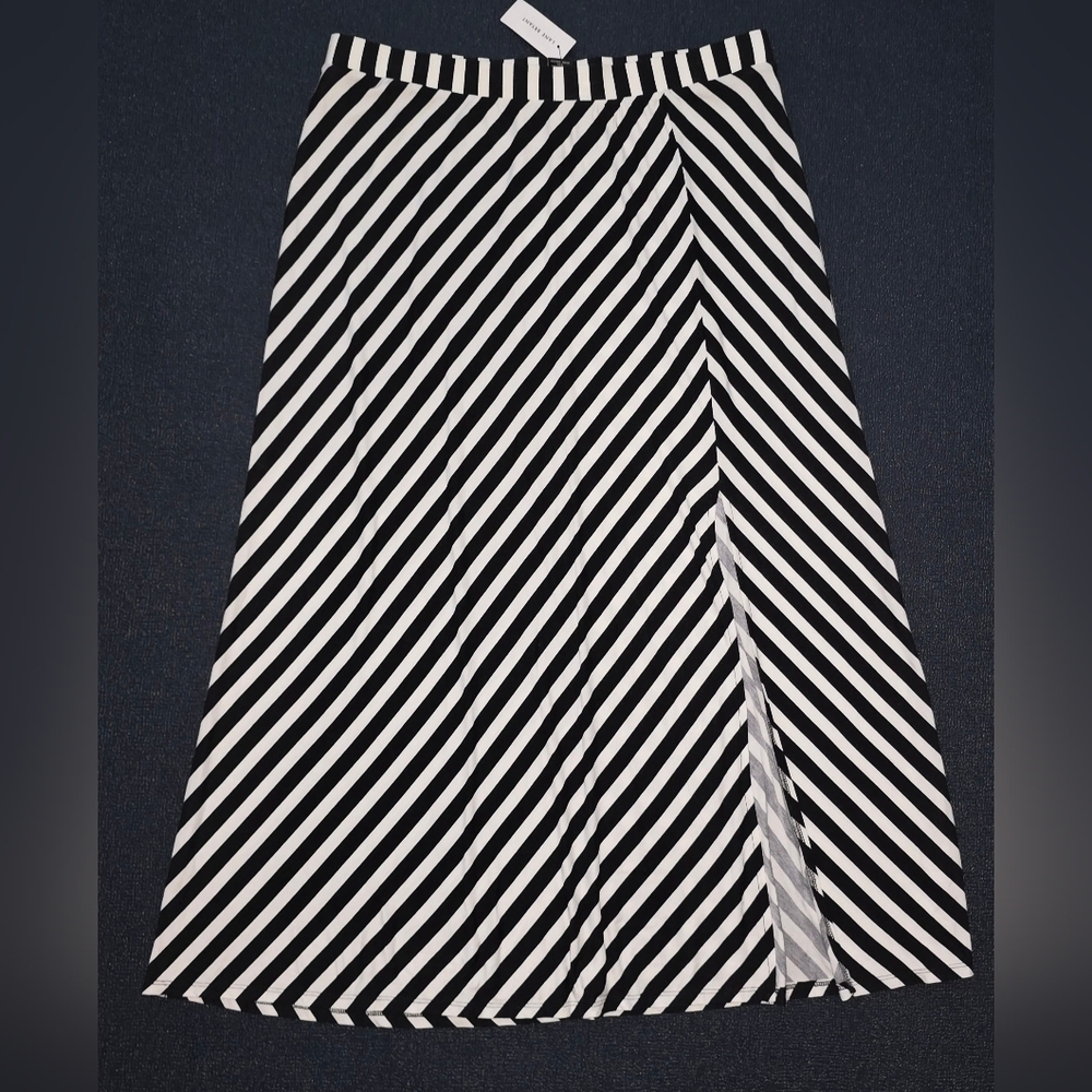 NWT Lane Bryant A-line Skirt Midi Vlack White Slant Stripe Slit Size 14/16